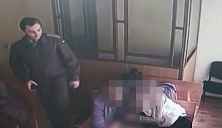 Του έκανε στοματικό έρωτα στο δικαστήριο όσο περίμενε την ετυμηγορία (vid)