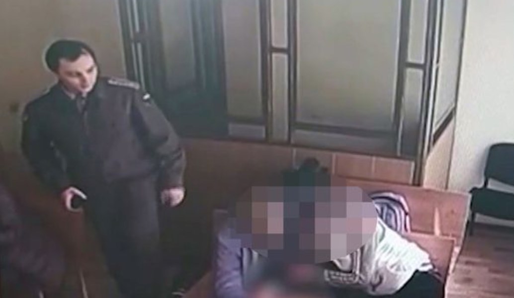Του έκανε στοματικό έρωτα στο δικαστήριο όσο περίμενε την ετυμηγορία (vid)