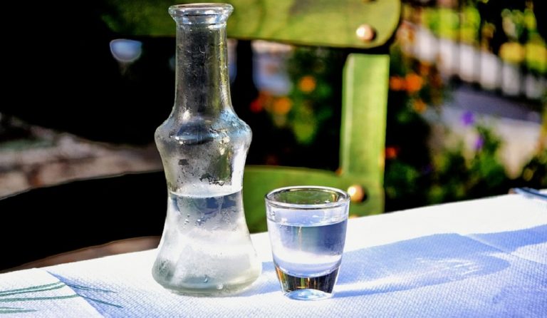 Η κυβέρνηση ετοιμάζει Ειδικό Φόρο Κατανάλωσης και στο τσίπουρο