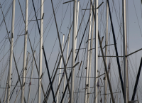 Σούδα: Κυβερνήτης το “έτσουξε” και έριξε τη θαλαμηγό στη στεριά