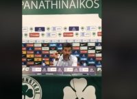 Η συγκλονιστική στιγμή του Ουζουνίδη – Οπαδοί μπαίνουν στην αίθουσα Τύπου, διακόπτουν την ομιλία του και τον αποθεώνουν (vid)