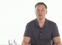Ο μίστερ “Tesla” τώρα θα πουλά και καραμέλες