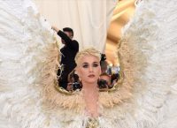 Met Gala: Εκκεντρικές εμφανίσεις, φτερά αγγέλων και φωτοστέφανα – Όλα όσα έγιναν φέτος (vid)
