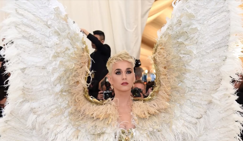 Met Gala: Εκκεντρικές εμφανίσεις, φτερά αγγέλων και φωτοστέφανα – Όλα όσα έγιναν φέτος (vid)