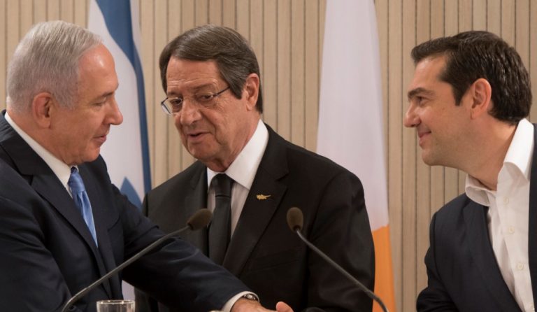 Χαμόγελα για την συμφωνία του EastMed – Τι σημαίνει αυτός ο αγωγός