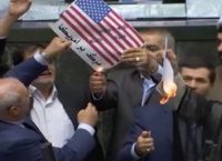 Ιράν: Έκαψαν σημαία των ΗΠΑ μέσα στο Κοινοβούλιο – Θάνατος στην Αμερική (vid)