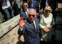 Κάρολος και Καμίλα έκαναν βόλτα στην Ερμού (pics)