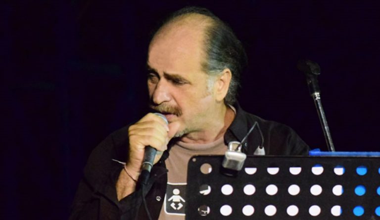 Ο Βασίλης Πρατσινάκης στο café bar EMIGRE (vid)