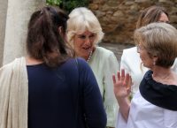 H δούκισσας της Κορνουάλης στη Μονή Καισαριανής – Διάβασε Χάρι Πότερ στα παιδιά (pics)