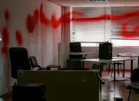 Γυαλιά καρφιά η βρετανική ΜΚΟ μετά την εισβολή του Ρουβίκωνα
