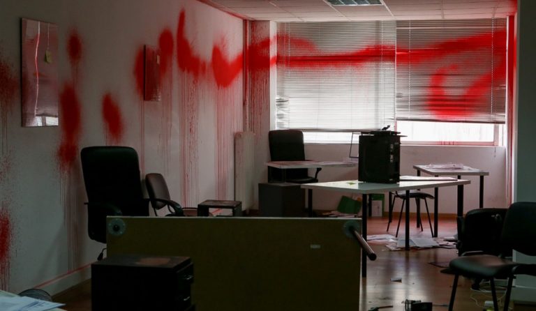 Γυαλιά καρφιά η βρετανική ΜΚΟ μετά την εισβολή του Ρουβίκωνα