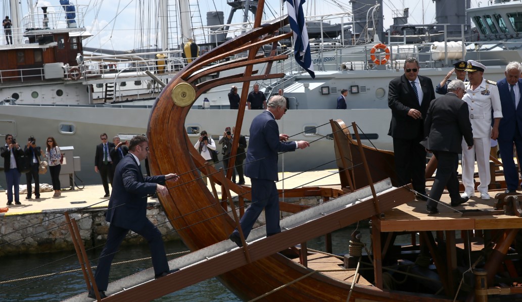 O πρίγκιπας Κάρολος στην τριήρη ”Ολυμπιάς” (pics)