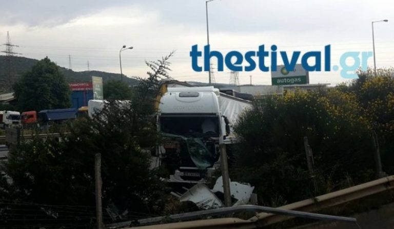 Θεσσαλονίκη: Δίπλωσε νταλίκα στο Δερβένι (pic&vids)
