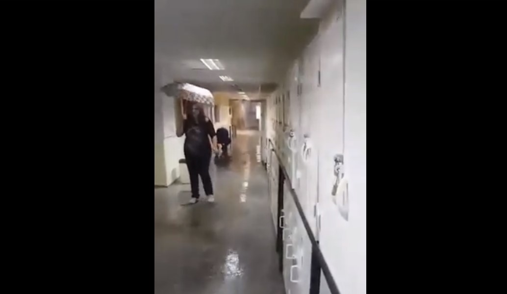 Πέφτουν ταβάνια από το νερό στο ΑΠΘ – Κόσμος κυκλοφορεί με ομπρέλες μέσα στο κτίριο (vid)