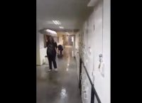 Πέφτουν ταβάνια από το νερό στο ΑΠΘ – Κόσμος κυκλοφορεί με ομπρέλες μέσα στο κτίριο (vid)