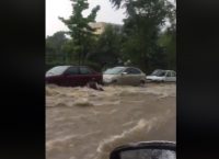 Συγκλονιστικό βίντεο: Η στιγμή που χείμαρρος παρασύρει γυναίκα στη Θεσσαλονίκη (vid)