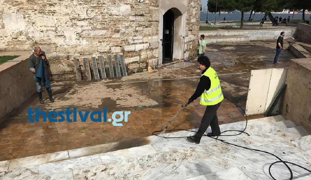 “Πνίγηκε” από τις λάσπες ο Λευκός Πύργος – “Μάχη” για να καθαριστεί (vid)