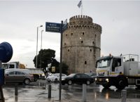 ΘΕΣΣΑΛΟΝΙΚΗ ΚΑΙΡΟΣ: Πτώσεις δέντρων λόγω των ισχυρών ανέμων