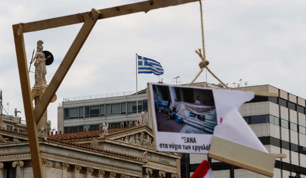 ΠΟΕΔΗΝ – ΑΔΕΔΥ: Διαμαρτυρία με κρεμάλες και αλυσίδες στο κέντρο της Αθήνας (pics)
