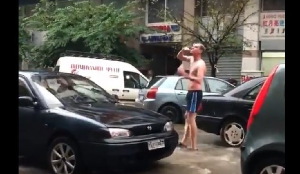 Viral: Θεσσαλονικείς πλένονται και βουρτσίζουν τα δόντια τους στην… βροχή