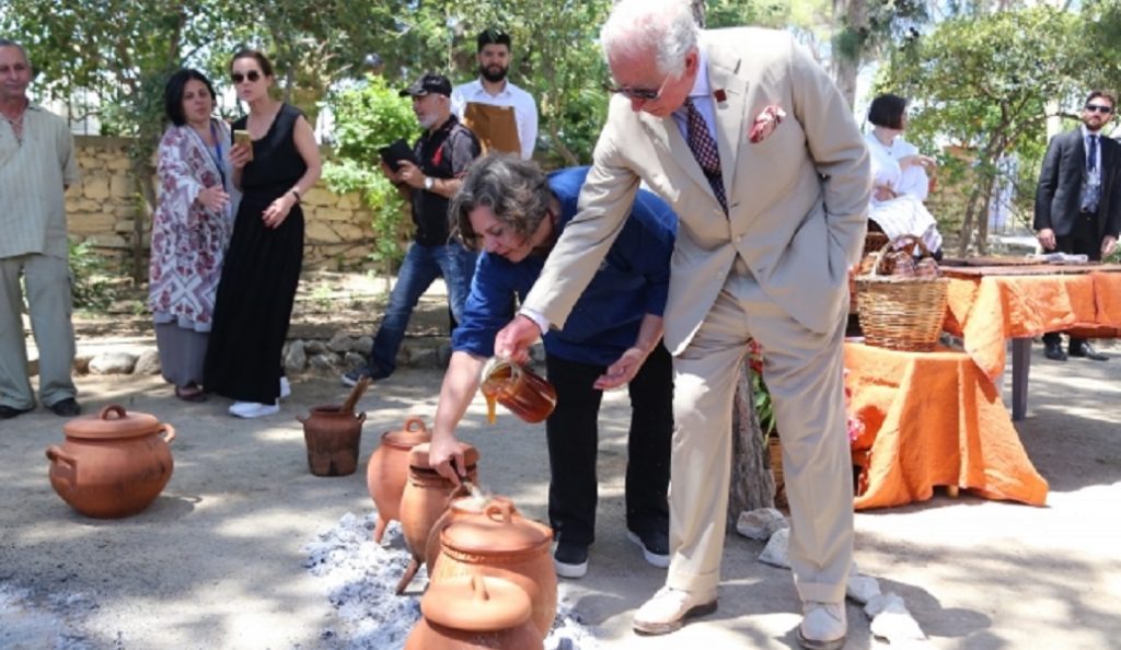 Ο πρίγκιπας Κάρολος βοήθησε στην παρασκευή μινωικού φαγητού (pic)