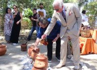 Ο πρίγκιπας Κάρολος βοήθησε στην παρασκευή μινωικού φαγητού (pic)