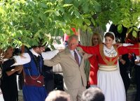 Έσπασαν κάθε πρωτόκολλo – Ξεσάλωσε ο Κάρολος στην Κρήτη – Χόρεψαν σε κρητικό γλέντι (pics&vid)