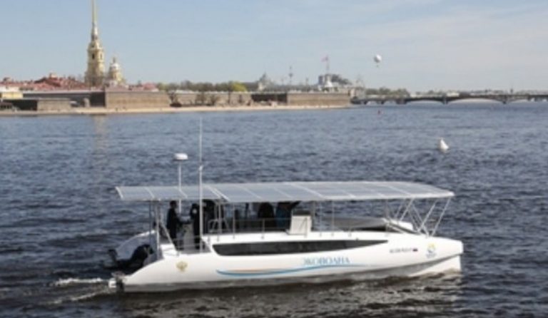 Αυτό είναι το πρώτο καταμαράν που κινείται με ηλιακή ενέργεια