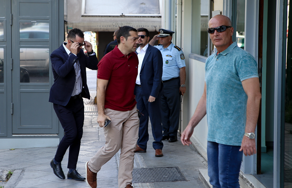 Καλοκαιρινός ο Αλέξης Τσίπρας στην ΠΓ του ΣΥΡΙΖΑ (pics)