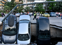 Νέα καθίζηση στην Καλλιθέα – Βίντεο τη στιγμή που υποχωρεί το έδαφος