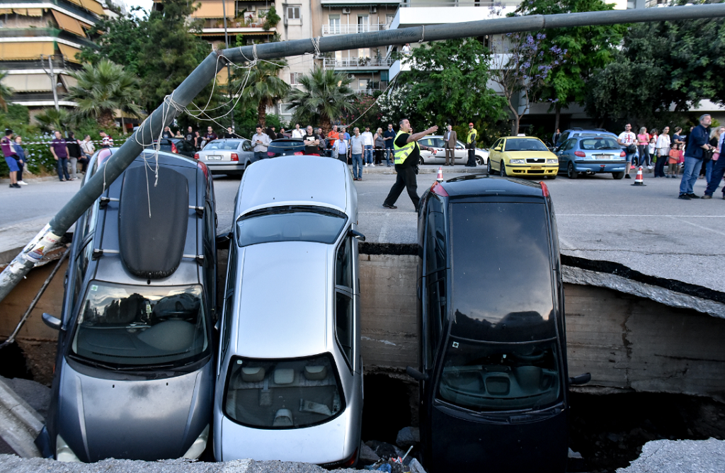 Νέα καθίζηση στην Καλλιθέα – Βίντεο τη στιγμή που υποχωρεί το έδαφος