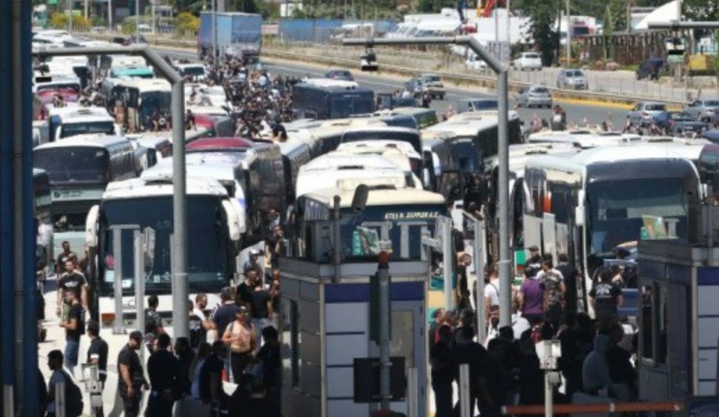 Η “ουρά” με τα πούλμαν των οπαδών του ΠΑΟΚ στις Αφίδνες (vid)