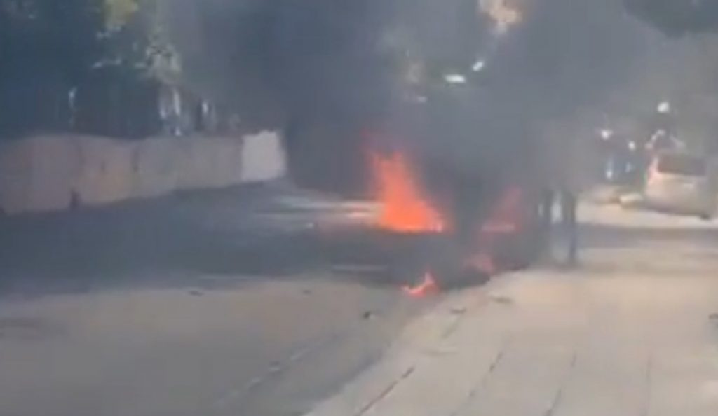 Οπαδοί της ΑΕΚ επιτέθηκαν και έκαψαν όχημα που μετέφερε οπαδούς του ΠΑΟΚ