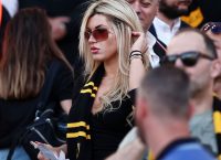 Η ξανθιά κουκλάρα που τρέλανε την εξέδρα της ΑΕΚ (pic)