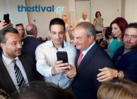 Ο Καραμανλής στη Θεσσαλονίκη: Οι selfies και η πρεσβυωπία (pics&vids)