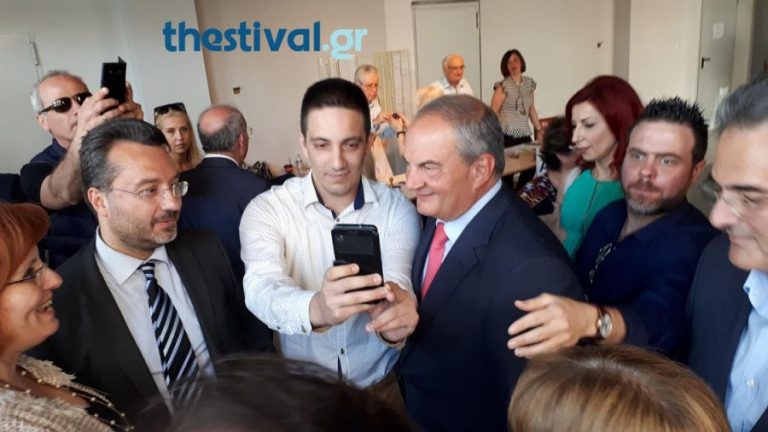 Ο Καραμανλής στη Θεσσαλονίκη: Οι selfies και η πρεσβυωπία (pics&vids)