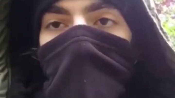 Το ISIS δημοσίευσε το βίντεο του δράστη που μαχαίρωνε πολίτες στο Παρίσι (vid)