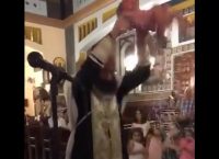 “Τρελός” παπάς το βάφτισε: Το βίντεο με τη “βίαιη” βάφτιση που κάνει το γύρο του κόσμου (vid)