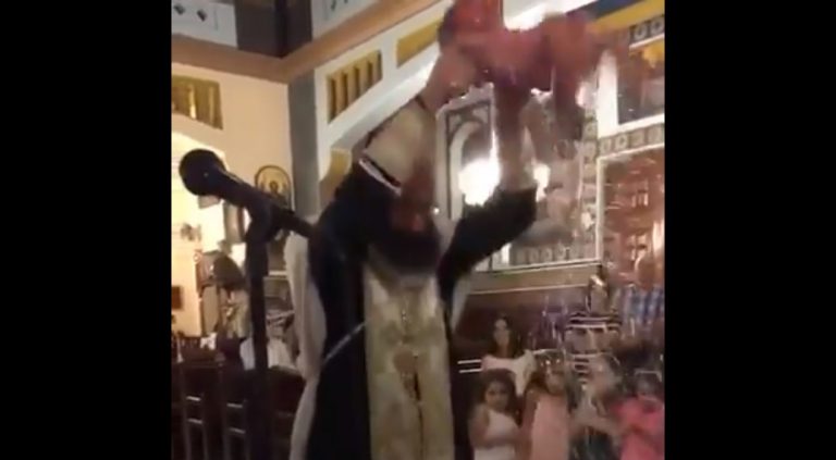 “Τρελός” παπάς το βάφτισε: Το βίντεο με τη “βίαιη” βάφτιση που κάνει το γύρο του κόσμου (vid)