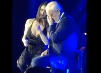 Ο Ιβάν Σαββίδης “λυγίζει” όταν η Πάολα τραγουδά για τη Μάνα (vid)