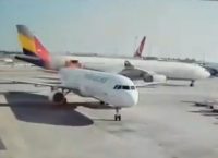 Απίστευτο! Αεροσκάφη συγκρούστηκαν στο αεροδρόμιο της Κωνσταντινούπολης (vid)