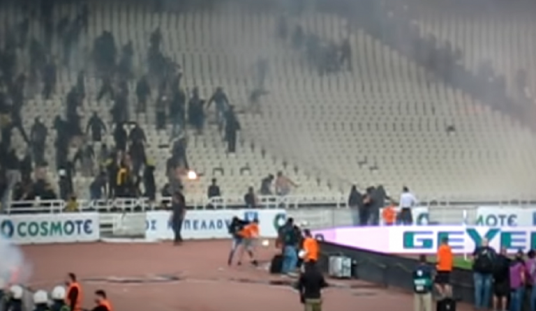 Οπαδός χτύπησε ball-boy για να του πάρει την μπάλα! (vid)