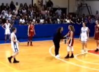 Ποια ζακέτα; Ελληνίδα μάνα μπούκαρε στο γήπεδο και έδωσε οδηγίες στην κόρη της (vid)