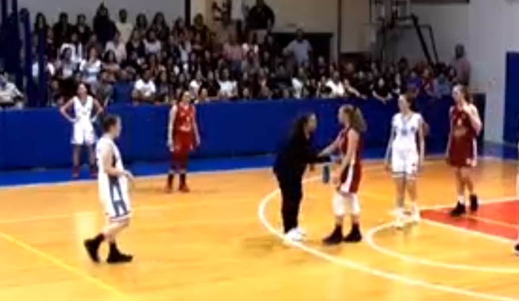 Ποια ζακέτα; Ελληνίδα μάνα μπούκαρε στο γήπεδο και έδωσε οδηγίες στην κόρη της (vid)