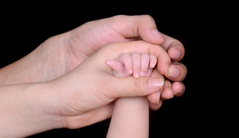 Αερογέφυρα ζωής για νεογνό – Φεύγει με C-130