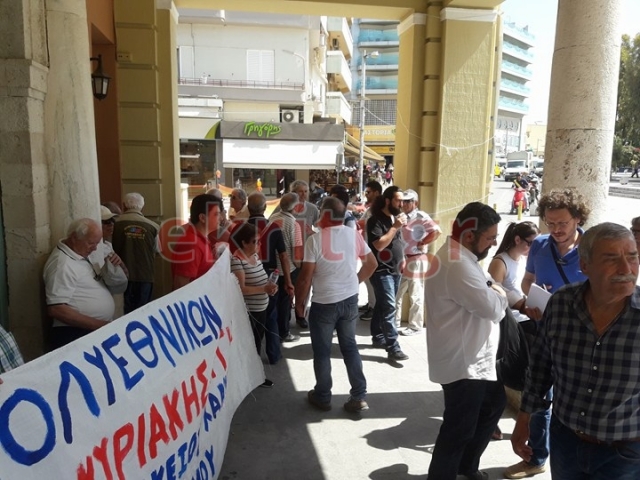 Ηράκλειο: Με πανό και συνθήματα για το ωράριο των καταστημάτων (pics&vid)