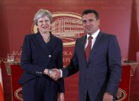 Μέι για το Σκοπιανό: Η επίλυση του ονοματολογικού θα αποφέρει οφέλη και στις δύο χώρες