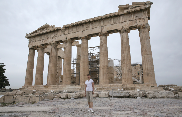 Οι βόλτες της Προέδρου της Εσθονίας στην Ακρόπολη (pics)