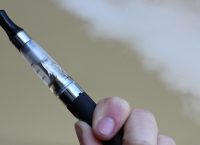 Ηλεκτρονικό τσιγάρο: Οι ατμιστές εισπνέουν λιγότερες τοξικές ουσίες από τους παραδοσιακούς καπνιστές