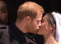 Χάρι και Μέγκαν: Το πολυαναμενόμενο φιλί μετά τον γάμο (vid)